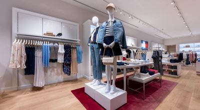 Tommy Hilfiger отбеляза 10 години в България с обновен магазин в София